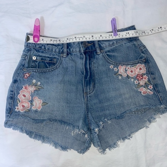 Women’s Garage festival with embroidery flowers light blue jean shorts size 01‎ - Picture 4 of 9